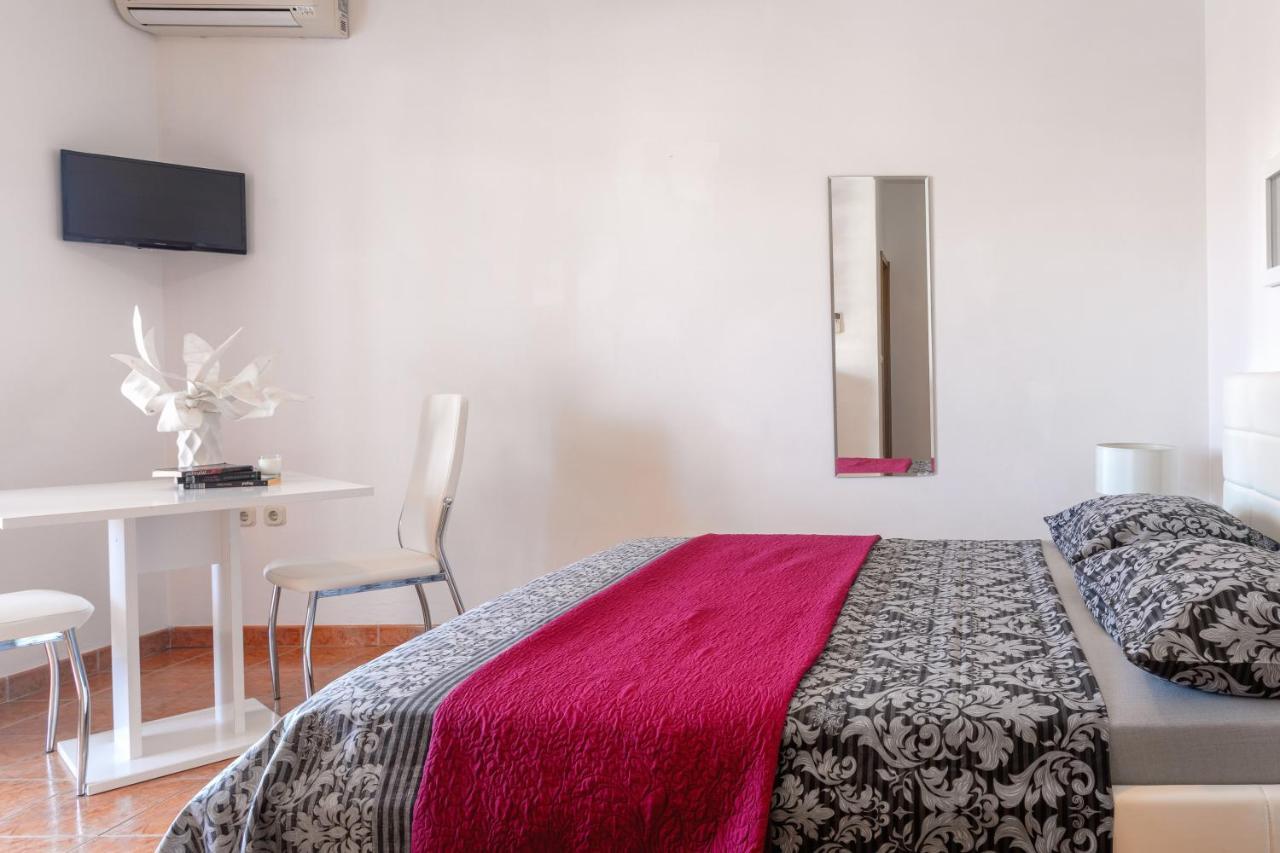Apartments Dobrila Hvar Town Exterior photo